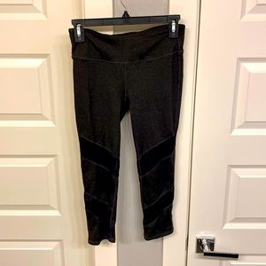 Yoga 3/4 pants with mesh detail